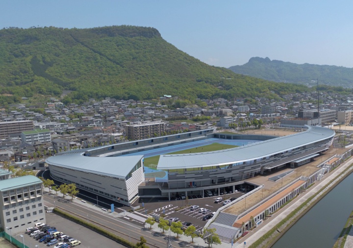 背景に見える山が屋島