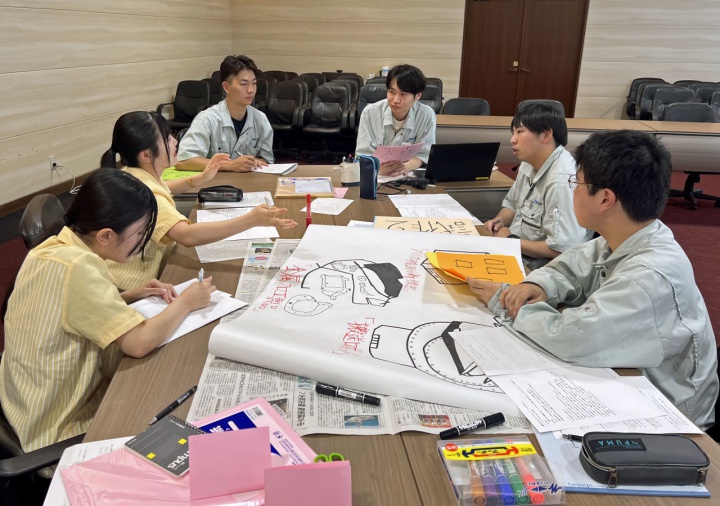 意見を出しあう新入社員