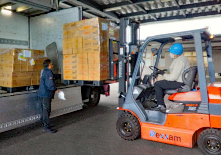 新しい備蓄保存食の搬入