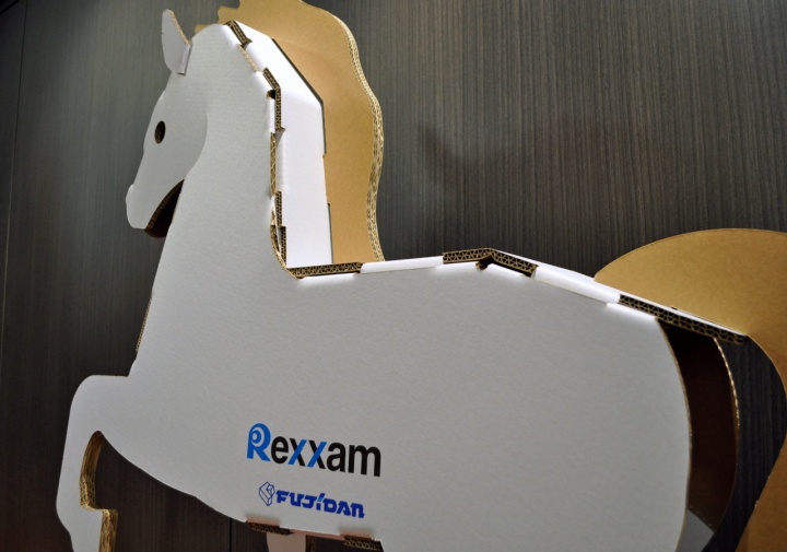 両社のロゴ、コラボ。