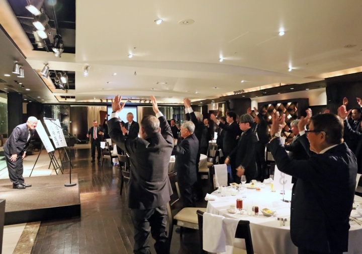 会場が一体となった万歳三唱