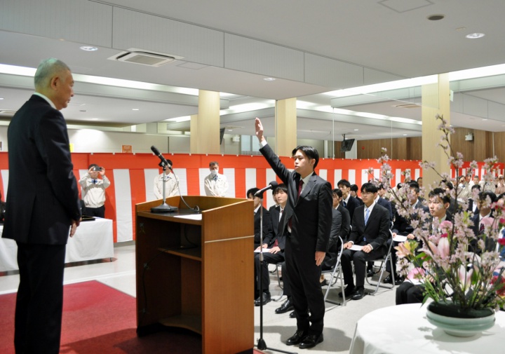 新入社員代表・徳田晴紀さんによる宣誓