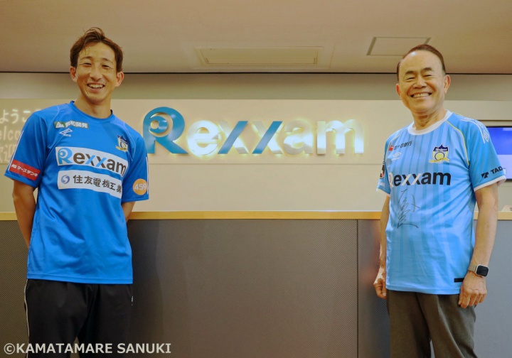 後藤優介選手（左）と住田副社長（右）