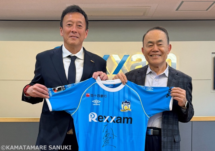 大嶽監督（左）とサイン入りユニフォーム