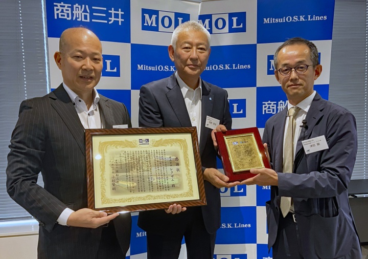 感謝状と記念盾を受け取る当社関係者